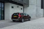 Volvo V60 D3 Cross Country 2015 года (UK)